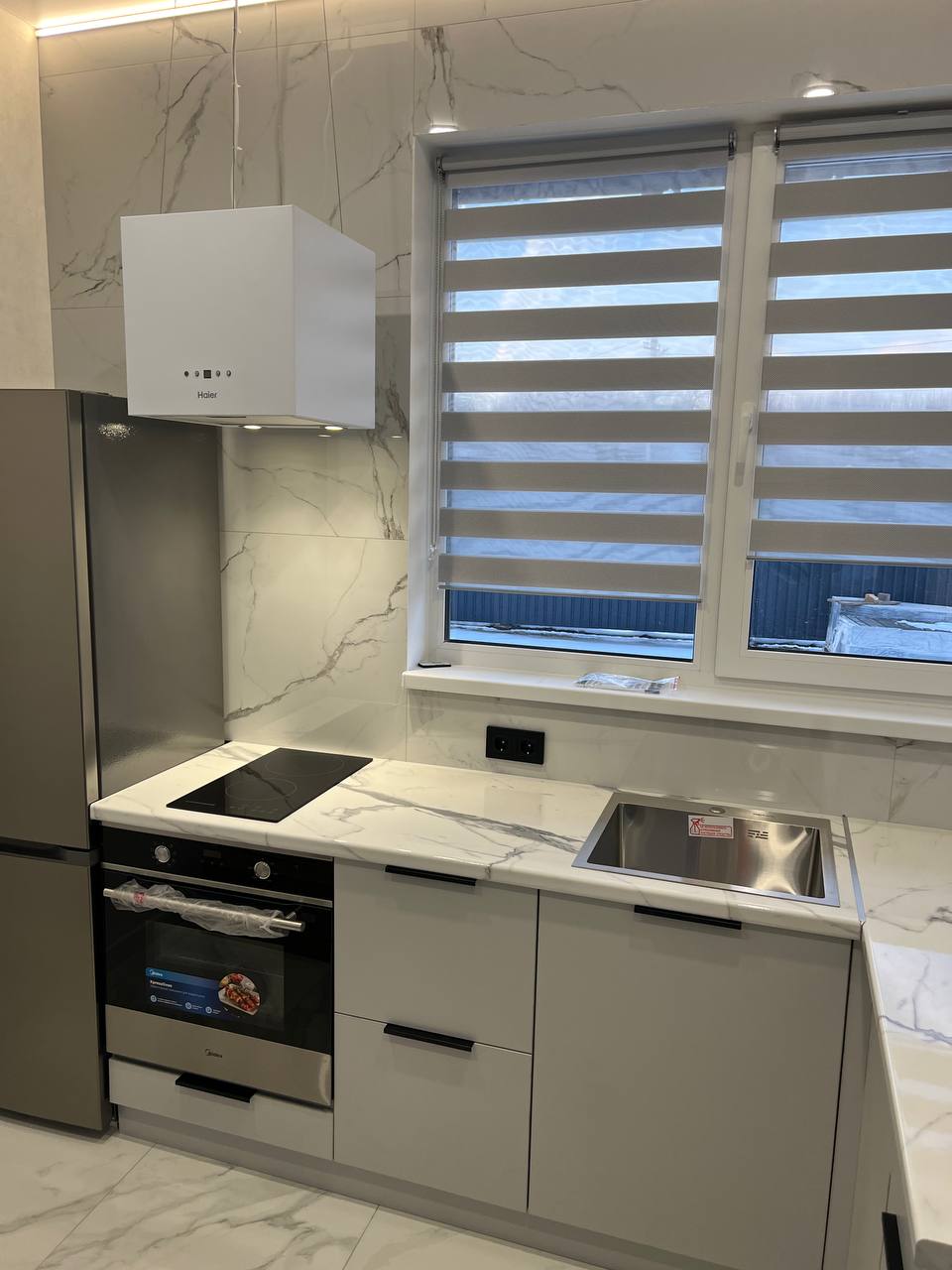 Кухня угловая — Светло-серый и белый мрамор